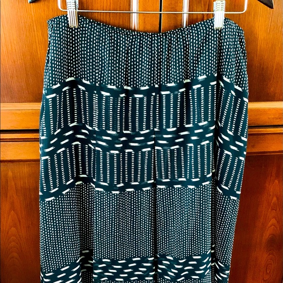 Classic Black & white sheer viscose pleaded skirt just below the knee US 10 - 12 - Picture 4 of 15